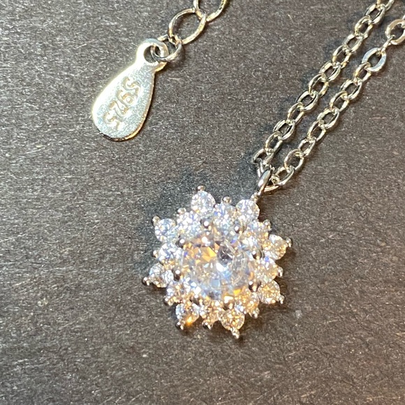 Sterling silver CZ flower necklace 💎💕 - Picture 1 of 5